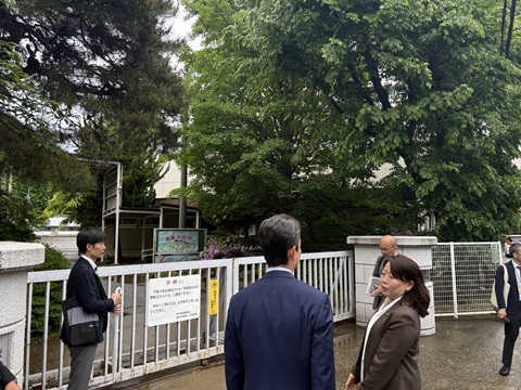 市立柏中学校（校内教育支援センター）における現地視察の際、市長の説明を聞きながら視察をする知事の画像