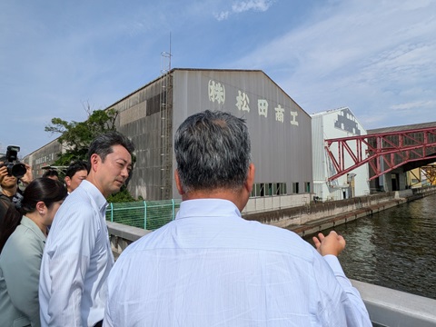 見明川河口部における現地視察の際、現場を見ながら市長の説明を聞く知事の画像