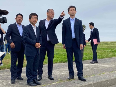 名洗港における現地視察の際、議員の説明を受ける知事の画像