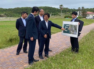 名洗港における現地視察の際、パネルを見ながら銚子市長の説明を受ける知事の画像