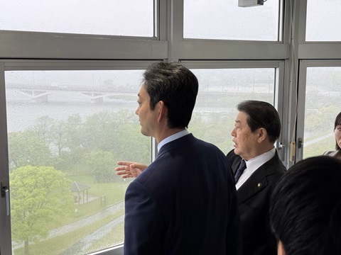 手賀沼親水広場・水の館および手賀大橋北詰桟橋における現地視察の際、市長の説明を聞く知事の画像