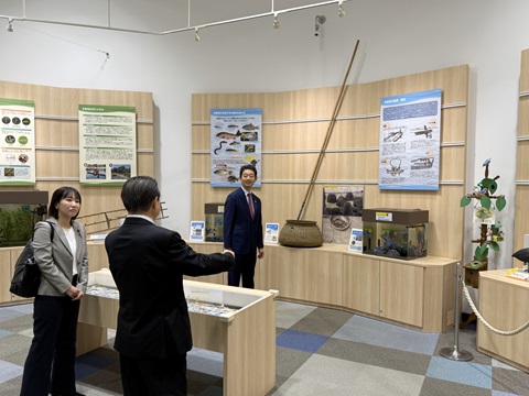 手賀沼親水広場・水の館および手賀大橋北詰桟橋における現地視察の際、資料館を視察する知事の画像