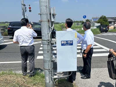 主要地方道越谷野田線野田橋周辺における現地視察の際、道路沿いに立つ知事の画像