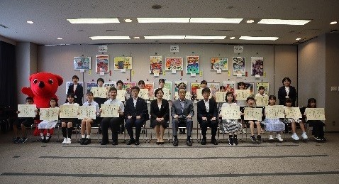 令和8年度「防火・防災ポスター展」表彰式の記念写真