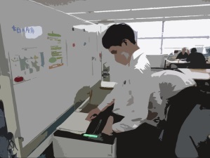 シュレッド作業を行うスタッフの写真