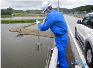 水源水質調査の様子