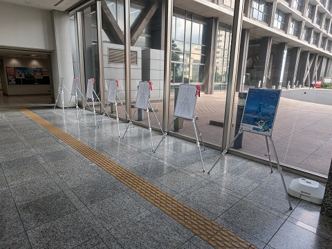 受賞作文展示状況（千葉県庁1階連絡通路）