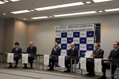 締結式において知事からの挨拶をいただいているときの写真です。