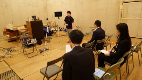 無響室見学の様子
