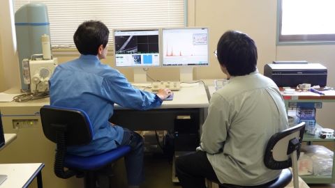 電子顕微鏡見学の様子