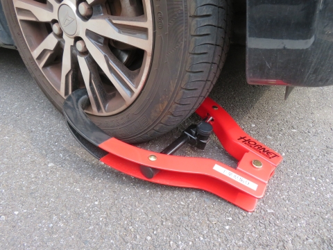 自動車のタイヤロックの様子